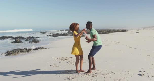 Vista Frontal Hombre Afroamericano Disfrutando Del Tiempo Sol Una Playa — Vídeo de stock