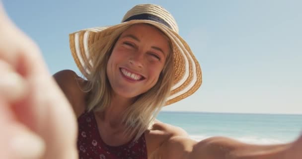 Vista Frontal Uma Mulher Raça Caucasiana Usando Chapéu Sol Aproveitando — Vídeo de Stock