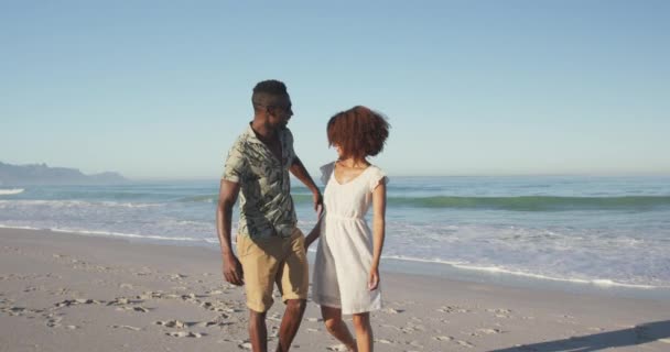 アフリカ系アメリカ人のカップルのフロントビューは 熱帯のビーチで太陽の下で時間を楽しんで 受け入れ スローモーションで — ストック動画
