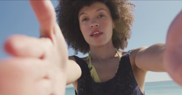 Vista Frontal Una Mujer Raza Mixta Disfrutando Del Tiempo Sol — Vídeos de Stock