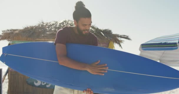 Vue Face Homme Métis Profitant Soleil Sur Une Plage Tropicale — Video