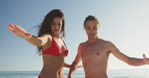俯瞰前方的白种人朋友在热带海滩上享受阳光下的时光 微笑着训练冲浪 动作缓慢 — 图库视频影像