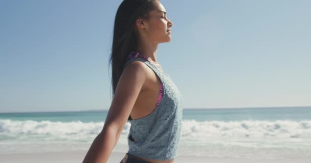 Sidovy Över Blandad Ras Kvinna Njuter Tiden Solen Tropisk Strand — Stockvideo