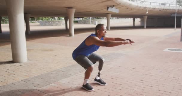 Vue Latérale Homme Handicapé Race Mixte Avec Une Jambe Prothétique — Video