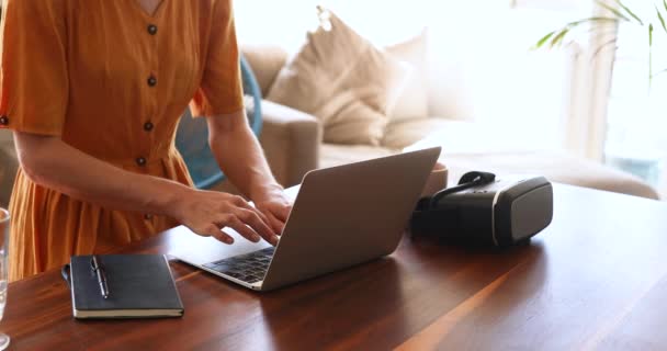 高加索女人的一半时间都呆在家里 用手提电脑和饮用水在办公桌旁工作 在围攻的考罗纳维勒斯期间 社会疏离和自我孤立 — 图库视频影像