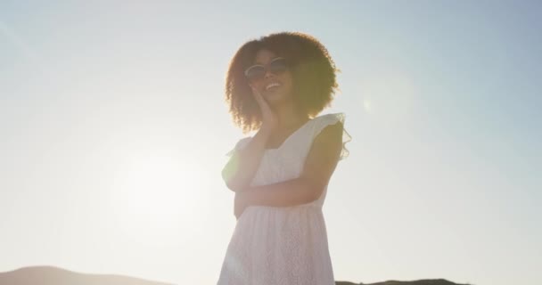 一位非洲裔美国妇女在热带海滩上享受阳光下的时光 面带微笑 背对着镜头 动作缓慢 — 图库视频影像