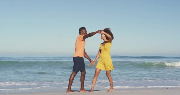 Vista Lateral Casal Afro Americano Desfrutando Tempo Sol Uma Praia — Vídeo de Stock