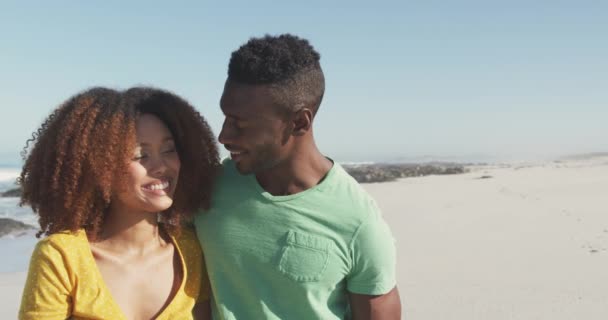 Främre Bild Ett Afroamerikanskt Par Njuter Tiden Solen Tropisk Strand — Stockvideo