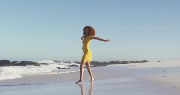 Vista Frontale Una Donna Afroamericana Che Gode Sole Una Spiaggia — Video Stock