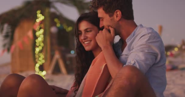 Vista Frontal Casal Caucasiano Férias Desfrutando Tempo Juntos Uma Praia — Vídeo de Stock