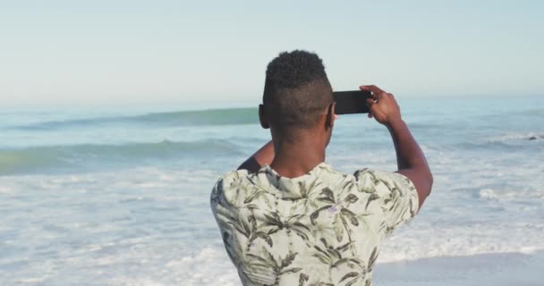 Vista Posteriore Uomo Afroamericano Che Gode Sole Una Spiaggia Tropicale — Video Stock