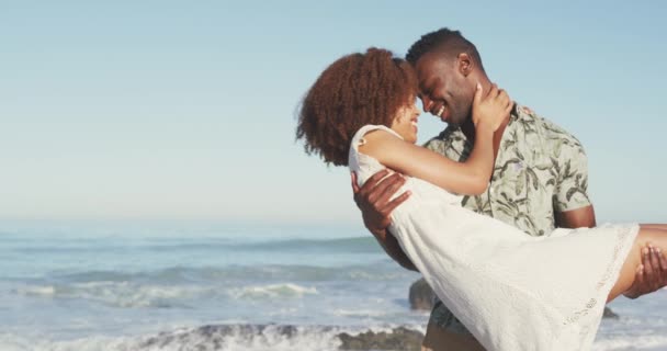 Vista Lateral Cerca Hombre Afroamericano Disfrutando Del Tiempo Sol Una — Vídeos de Stock