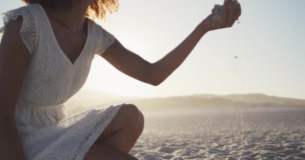 Sección Baja Una Mujer Afroamericana Disfrutando Del Tiempo Sol Una — Vídeo de stock