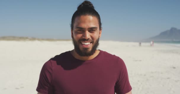 Portrait Mixed Race Man Enjoying Time Sun Tropical Beach Looking — Stock Video