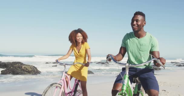 アフリカ系アメリカ人の彼女に何かを指して自転車に乗ってゆっくりとした動きでアフリカ系アメリカ人の女性を指差しています — ストック動画