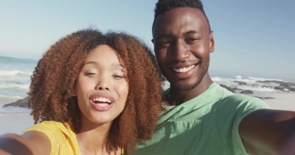 Vista Frontal Casal Afro Americano Desfrutando Tempo Sol Uma Praia — Vídeo de Stock