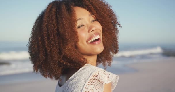 一个非洲裔美国女人在热带海滩上享受阳光的镜头 慢吞吞地看着镜头和微笑 — 图库视频影像
