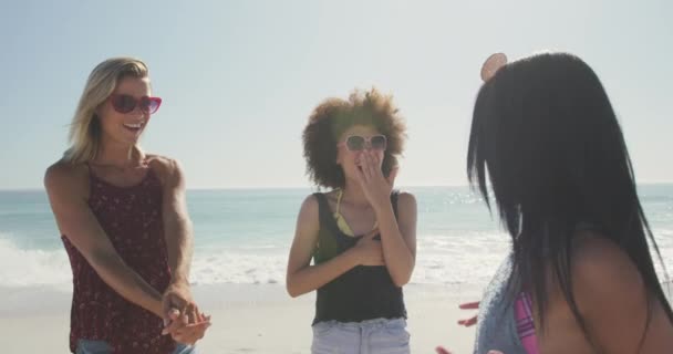 Främre Bild Multietnisk Grupp Vänner Njuter Tiden Solen Tropisk Strand — Stockvideo