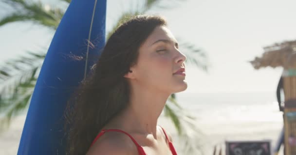 Retrato Cerca Una Mujer Caucásica Disfrutando Del Tiempo Sol Una — Vídeo de stock