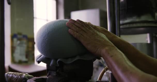 Yan Görünüş Arka Planda Ekipman Şapka Fabrikasının Atölyesinde Elleri Ile — Stok video