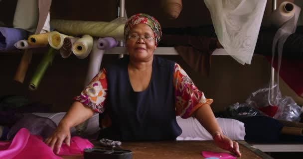 Портрет Змішаної Раси Жінки Фартусі Стоїть Робочому Столі Дивлячись Камеру — стокове відео