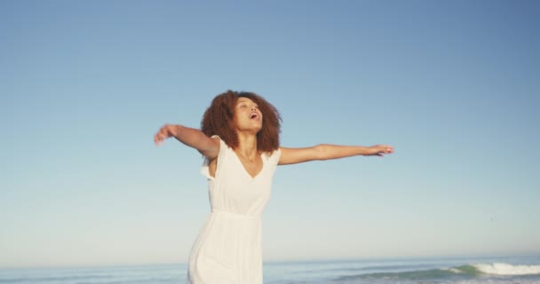 Vista Frontale Una Donna Afroamericana Che Gode Sole Una Spiaggia — Video Stock