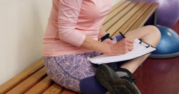 Retrato Una Mujer Fisioterapeuta Caucásica Feliz Gimnasio Con Ropa Deportiva — Vídeos de Stock