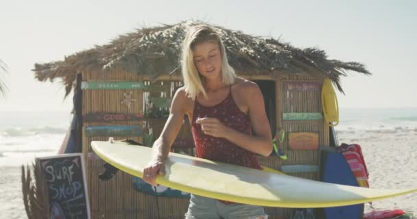 Främre Över Vit Kvinna Som Njuter Tiden Solen Tropisk Strand — Stockvideo