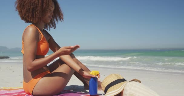 Vista Lateral Una Mujer Afroamericana Disfrutando Del Tiempo Sol Una — Vídeo de stock