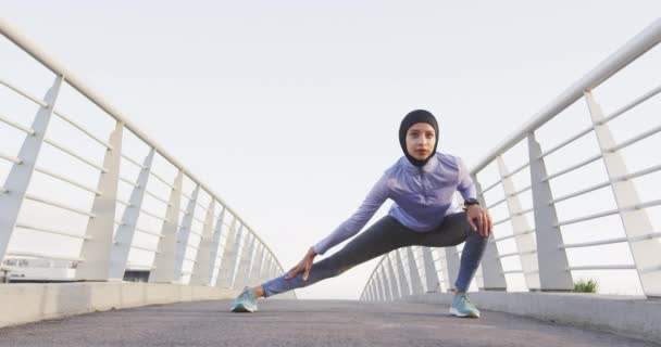 Низкий Угол Обзора Смешанной Расы Женщины Спортивной Одежде Хиджабе Тренирующейся — стоковое видео