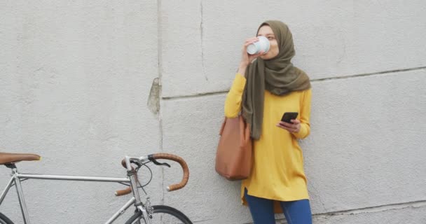 Güneşli Bir Günde Şehirde Tesettürlü Giyinen Kahve Içen Akıllı Telefon — Stok video