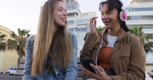 Vooraanzicht Van Een Blanke Een Gemengd Ras Meisje Genieten Van — Stockvideo