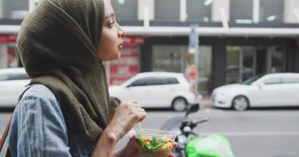 Vista Laterale Vicino Una Donna Razza Mista Che Indossa Hijab — Video Stock