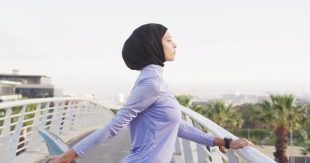 Zijaanzicht Van Een Gemengde Vrouw Sportkleding Hijab Buiten Aan Het — Stockvideo