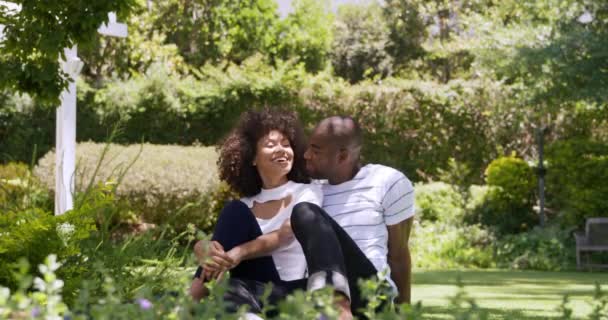 Vista Frontale Una Coppia Mista Che Gode Tempo Insieme Giardino — Video Stock