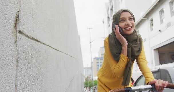 Elölnézetben Egy Vegyes Fajú Aki Hidzsábot Visel Városban Egy Napsütéses — Stock videók