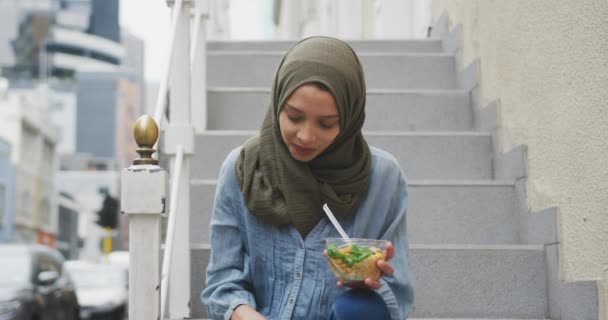 Vista Frontal Uma Mulher Raça Mista Vestindo Hijab Cidade Dia — Vídeo de Stock