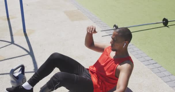 Vysoký Úhel Pohledu Postiženého Smíšeného Závodníka Protézou Nohou Který Cvičí — Stock video