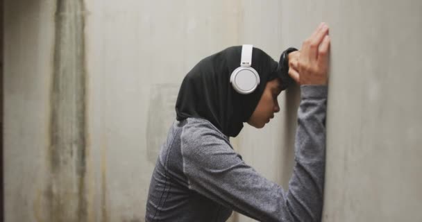 Zijaanzicht Van Een Vrouw Met Gemengd Ras Die Sportkleding Hijab — Stockvideo