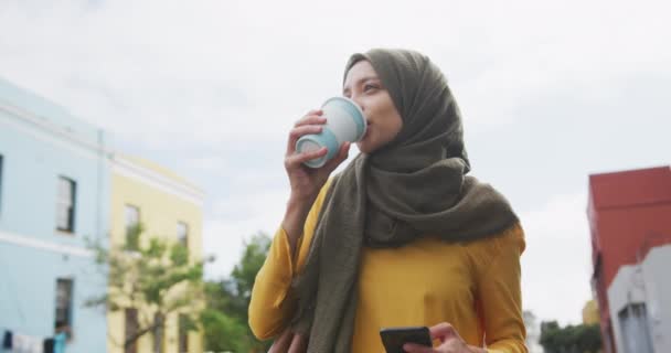 Vista Laterale Una Donna Mista Che Indossa Hijab Città Una — Video Stock