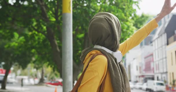 Vista Laterale Una Donna Mista Che Indossa Hijab Città Una — Video Stock