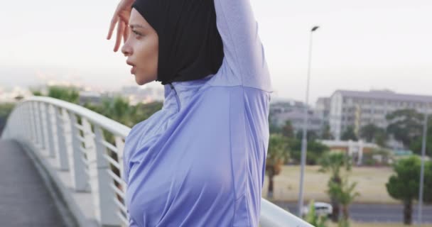 Vista Lateral Uma Mulher Raça Mista Vestindo Sportswear Hijab Exercitando — Vídeo de Stock