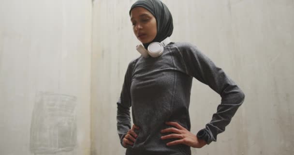 Widok Boku Kobiety Rasy Mieszanej Ubranej Strój Sportowy Hidżab Ćwiczącej — Wideo stockowe