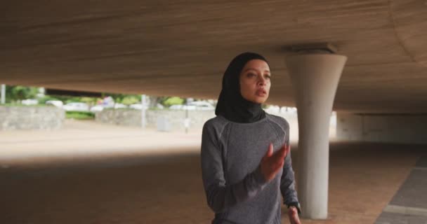 Vista Frontal Uma Mulher Raça Mista Vestindo Sportswear Hijab Exercitando — Vídeo de Stock