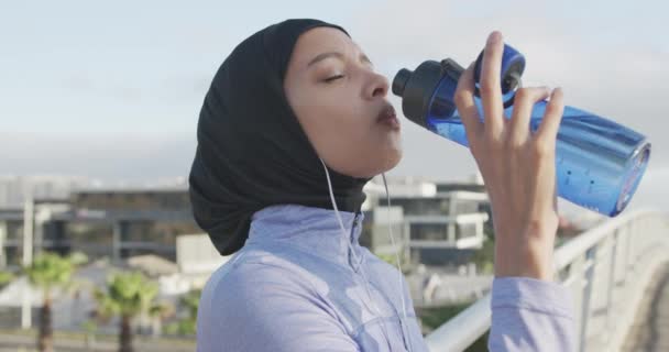 Zijaanzicht Van Een Gemengde Racevrouw Die Sportkleding Hijab Draagt Buiten — Stockvideo