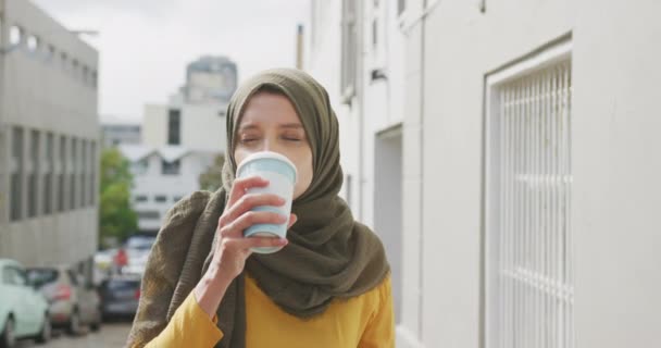 Vista Frontal Una Mujer Raza Mixta Con Hijab Ciudad Día — Vídeos de Stock