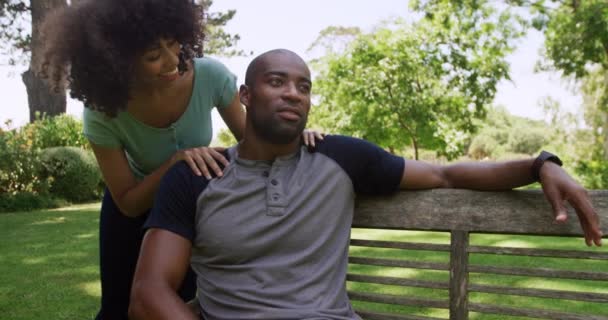 Vista Frontal Cerca Una Pareja Razas Mixtas Disfrutando Del Tiempo — Vídeo de stock