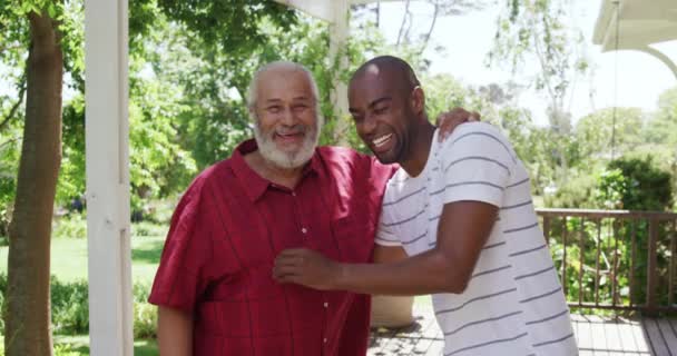 Vista Frontal Homem Raça Mista Sênior Desfrutando Seu Tempo Jardim — Vídeo de Stock