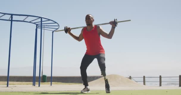 Vooraanzicht Van Een Gehandicapte Gemengde Raceman Met Een Kunstbeen Aan — Stockvideo