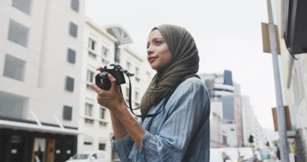 Güneşli Bir Günde Kentte Tesettür Takan Ağır Çekimde Fotoğraf Çeken — Stok video